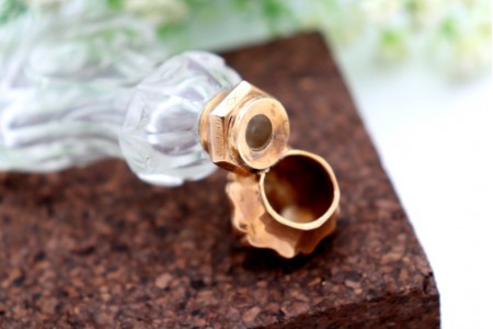 Fraco de perfume em vidro lapidado com tampa basculante em ouro